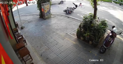 Va chạm giao thông tại Hà Nội: Hai xe máy bị hất văng ở ngã tư