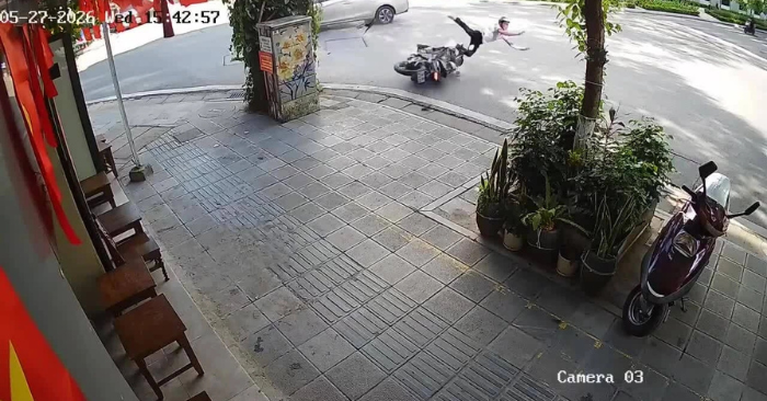 Va chạm giao thông tại Hà Nội: Hai xe máy bị hất văng ở ngã tư