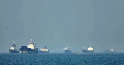 Eo biển Hormuz rúng động vì tấn công tên lửa và máy bay không người lái