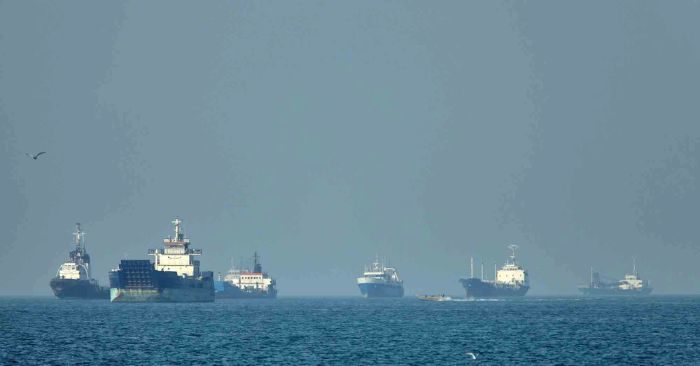 Eo biển Hormuz rúng động vì tấn công tên lửa và máy bay không người lái