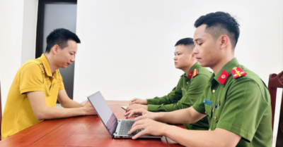Triệt phá đường dây tiêu thụ 100.000 chai nước hoa giả
