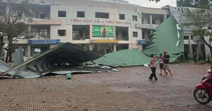 Cơn lốc xoáy hất tung mái trường học ở Đồng Nai
