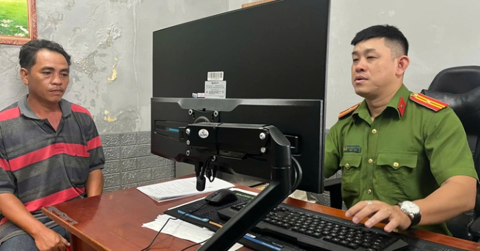 Tấn công cảnh sát bằng ghế nhựa, để cản đo nồng độ cồn