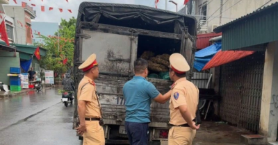 Phát hiện 2,1 tấn tóp mỡ bốc mùi chở ra Hà Nội tiêu thụ