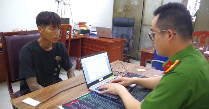Cướp 40 điện thoại, ép thai phụ chuyển tiền vào tài khoản