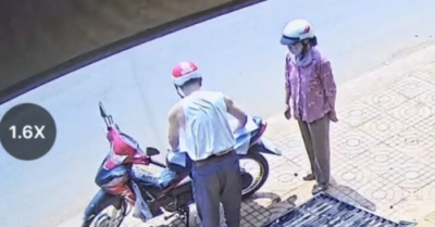 Người chồng cởi áo, lót yên xe cho vợ giữa trưa nắng
