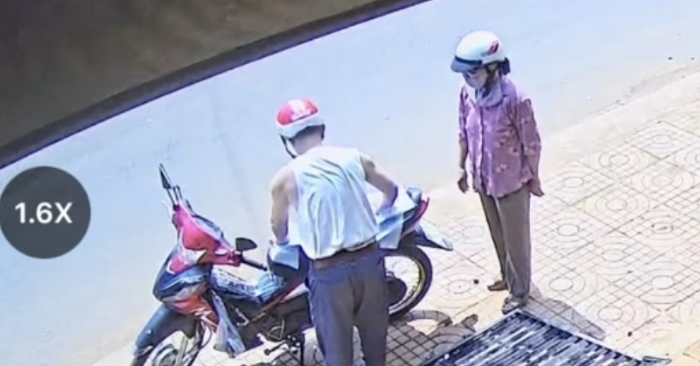 Người chồng cởi áo, lót yên xe cho vợ giữa trưa nắng