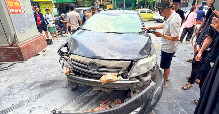 Cứu tài xế mắc kẹt trong ôtô bốc khói sau cú va chạm