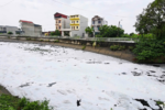 Kênh nước ở Bắc Ninh đen đặc, bọt trắng bay vào nhà dân