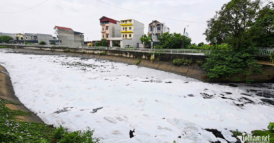 Kênh nước ở Bắc Ninh đen đặc, bọt trắng bay vào nhà dân