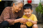 Ba đặc điểm nổi bật của trẻ được ông bà chăm sóc trong xã hội hiện đại