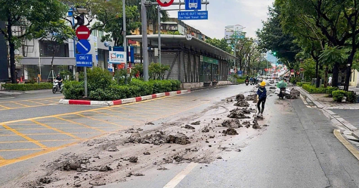Xe tải làm rơi bùn đất trên phố Láng Hạ bị phạt nặng