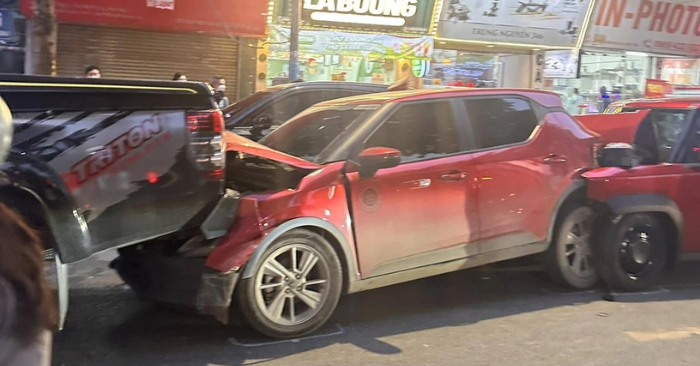 Va chạm liên hoàn: Xe buýt đâm 6 ô tô trên phố Kim Ngưu