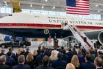 Tổng thống Donald Trump ra mắt chuyên cơ Air Force One mới của Qatar