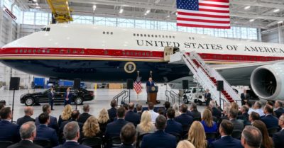 Tổng thống Donald Trump ra mắt chuyên cơ Air Force One mới của Qatar