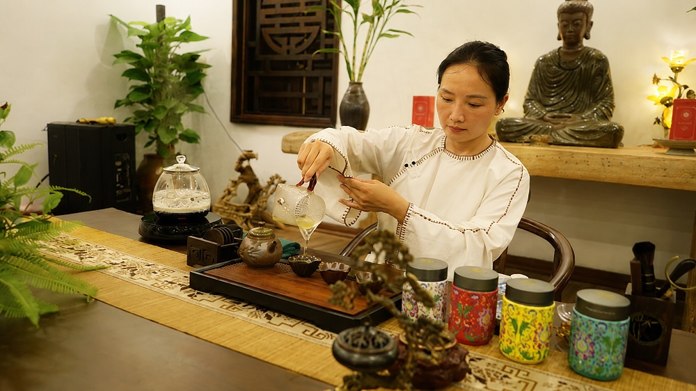 Trà sư kể chuyện quê hương qua nghệ thuật pha trà, lan tỏa giá trị văn hóa trà Việt và tình yêu với vùng chè Thái Nguyên.