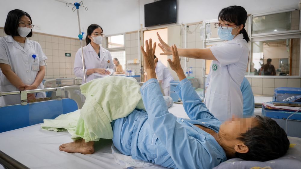 Báo động hệ lụy lạm dụng rượu bia: nhiều bệnh nhân xơ gan nhập viện trong tình trạng nguy kịch tại Bạch Mai.