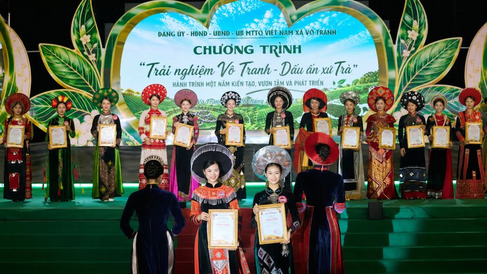 Áo dài khoe sắc trong không gian văn hóa xứ trà Thái Nguyên, tôn vinh bản sắc dân tộc và quảng bá du lịch địa phương.
