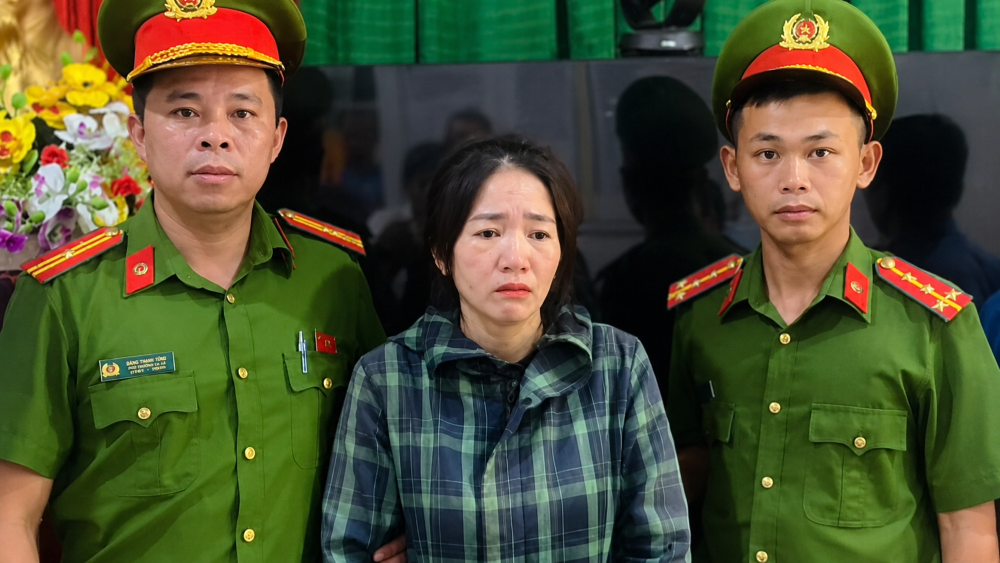 Nữ đối tượng truy nã đặc biệt nguy hiểm bị bắt sau hơn một năm lẩn trốn. Xem chi tiết vụ việc và diễn biến mới nhất.