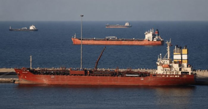 Iran và Oman muốn thu phí dịch vụ tại eo biển chiến lược Hormuz