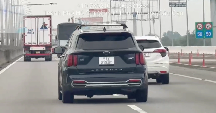 Phạt nguội cao tốc hàng trăm tài xế không bật đèn xi nhan chuyển làn