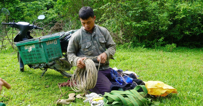 Mật ong rừng và hành trình mưu sinh trên ngọn cây cao ở Trường Sơn