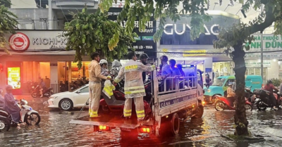 Cảnh sát dùng xe tải đặc chủng đưa dân qua đoạn đường ngập