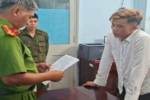 Ngang nhiên “mời” thẩm phán vào nhà rồi… khóa cửa
