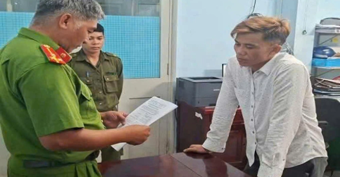 Ngang nhiên "mời" thẩm phán vào nhà rồi... khóa cửa