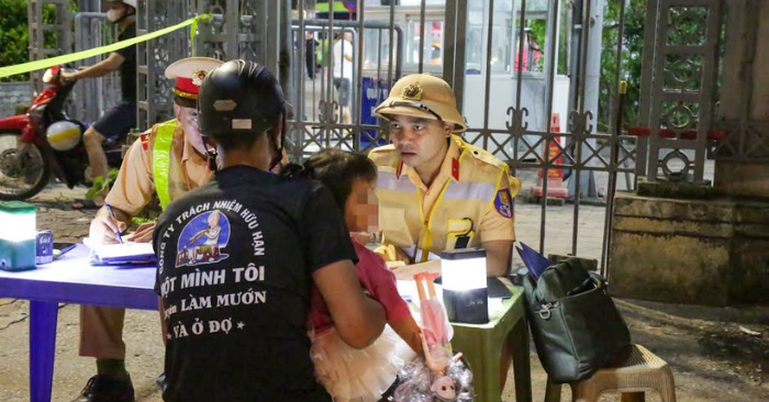 Vi phạm nồng độ cồn, người cha chở theo vợ con bị xử phạt