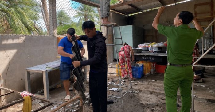 Giông lốc tàn phá 46 căn nhà ở Đồng Tháp, một người chết khi sửa mái