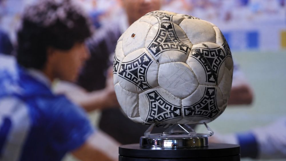 Quả bóng gắn với tình huống “Bàn tay của Chúa” được đấu giá giữa World Cup 2026, dự kiến thu về tới 240 tỉ đồng.