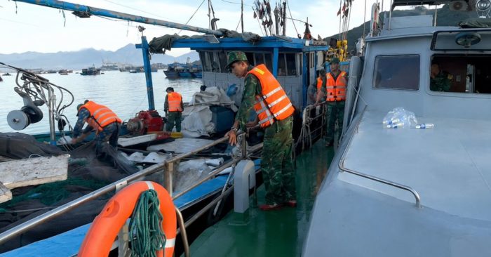 Giải cứu tàu cá Đà Nẵng cùng 10 ngư dân chìm trong đêm