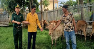 Hỗ trợ vật nuôi cho hàng chục hộ dân biên giới Nghệ An