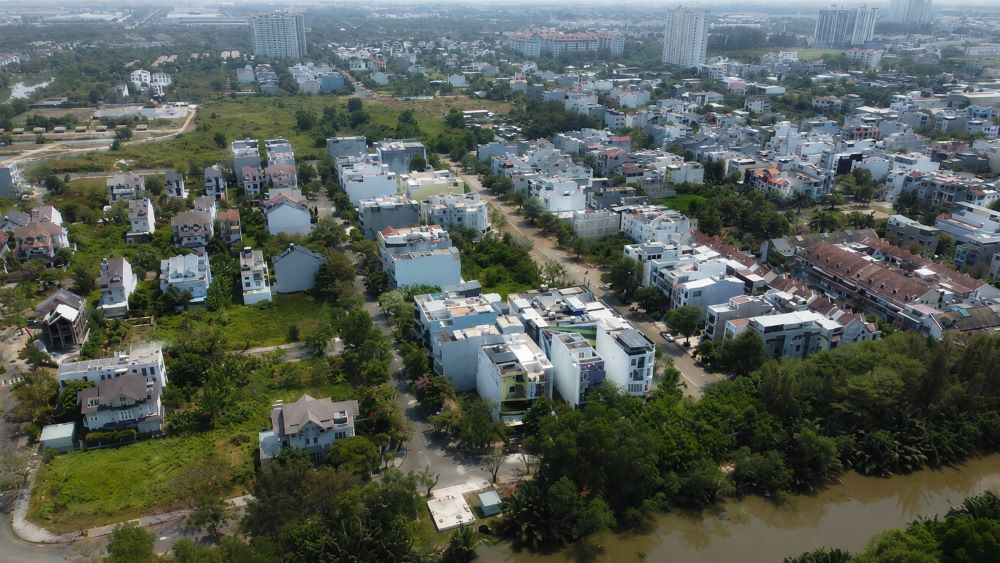 Đất nền không còn là “gà đẻ trứng vàng” khi thanh khoản giảm, dòng tiền dịch chuyển sang bất động sản có giá trị khai thác thực.