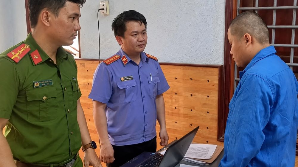 Khởi tố người đàn ông đánh bé gái 12 tuổi rồi ném xuống giếng để cướp xe điện. Diễn biến vụ án gây rúng động dư luận.