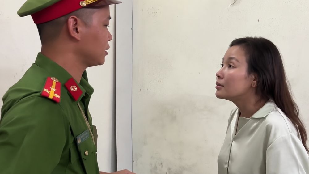Người phụ nữ có hành vi chửi bới, hành hung cán bộ công an là ai? Diễn biến vụ việc gây chú ý dư luận.