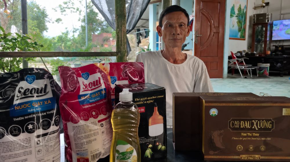 Cảnh báo chiêu trò bán thuốc không rõ nguồn gốc cho người cao tuổi bằng quà tặng khuyến mại, khiến nhiều người sập bẫy mua hàng.