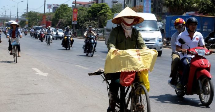 Nắng nóng tại Trung Bộ tiếp tục kéo dài nhiều ngày tới với nền nhiệt cao, thời tiết khắc nghiệt, ảnh hưởng sinh hoạt và sản xuất.