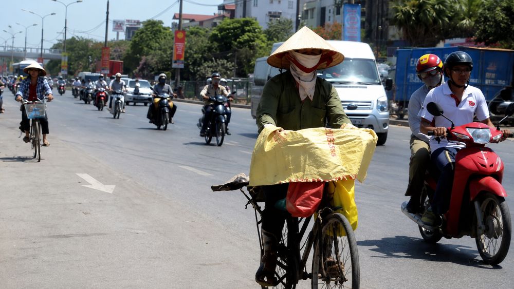 Nắng nóng tại Trung Bộ tiếp tục kéo dài nhiều ngày tới với nền nhiệt cao, thời tiết khắc nghiệt, ảnh hưởng sinh hoạt và sản xuất.