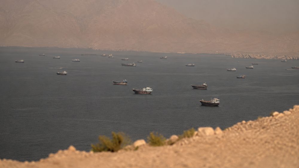 Iran bất ngờ tuyên bố đóng cửa eo biển Hormuz trở lại, làm gia tăng căng thẳng Trung Đông và lo ngại gián đoạn vận tải biển.