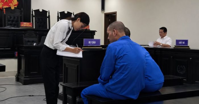 Vụ dàn cảnh bán ôtô hạng sang rồi cướp lại xe sau khi khách chuyển tiền được đưa ra xét xử, thu hút sự quan tâm dư luận.