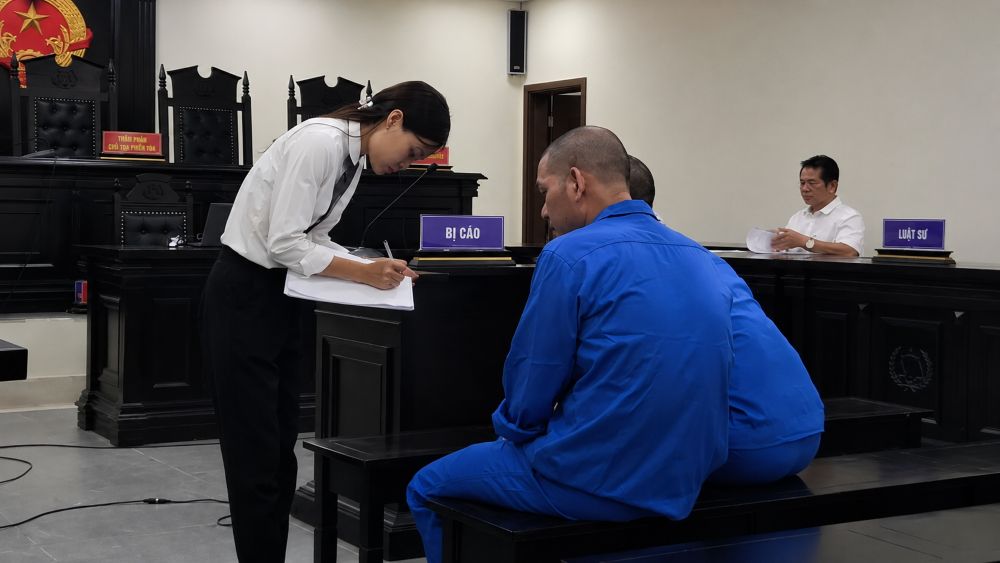 Vụ dàn cảnh bán ôtô hạng sang rồi cướp lại xe sau khi khách chuyển tiền được đưa ra xét xử, thu hút sự quan tâm dư luận.