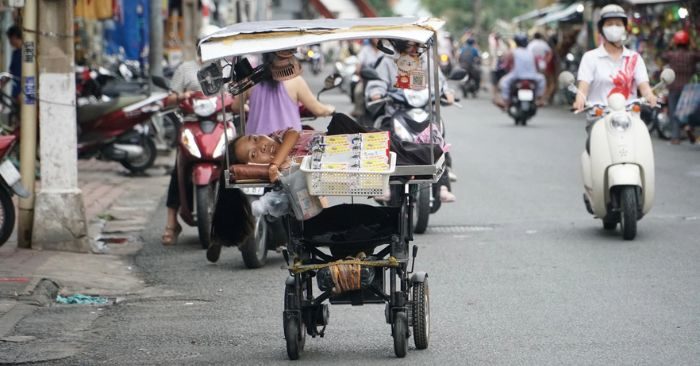 Người bán vé số và dự định tích góp vốn để về quê