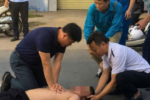 Bác sĩ ép tim cứu nạn nhân sau tai nạn giao thông