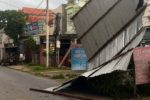 Mưa giông tại Phú Thọ gây tốc mái nhà dân và gãy đổ cây xanh hàng loạt