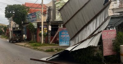 Mưa giông tại Phú Thọ gây tốc mái nhà dân và gãy đổ cây xanh hàng loạt