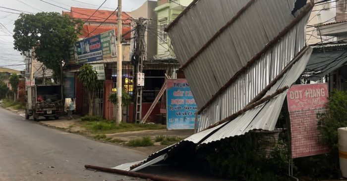 Mưa giông tại Phú Thọ gây tốc mái nhà dân và gãy đổ cây xanh hàng loạt