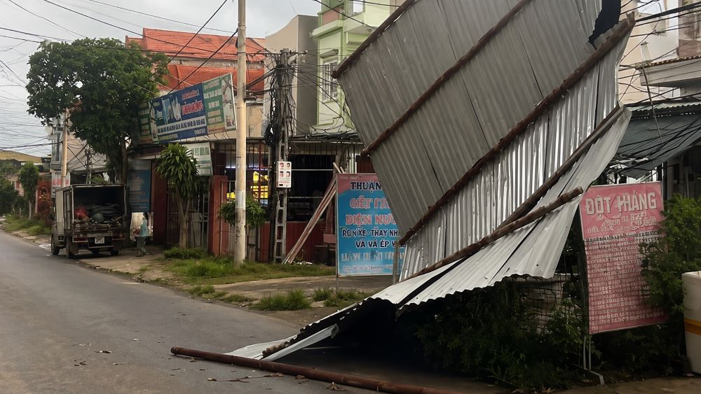 Mưa giông kèm gió giật mạnh ở Phú Thọ làm tốc mái nhà dân, gãy đổ cây xanh và hư hỏng biển quảng cáo.