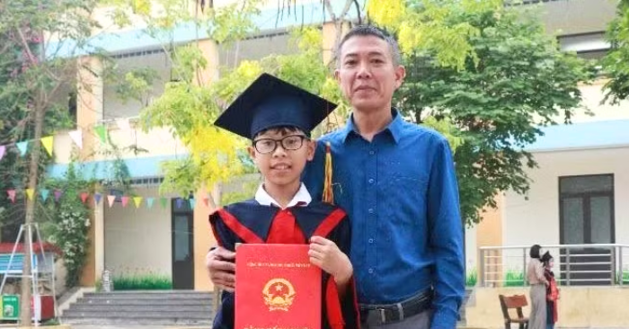 Hai cha con cứu người đuối nước trên sông Hồng